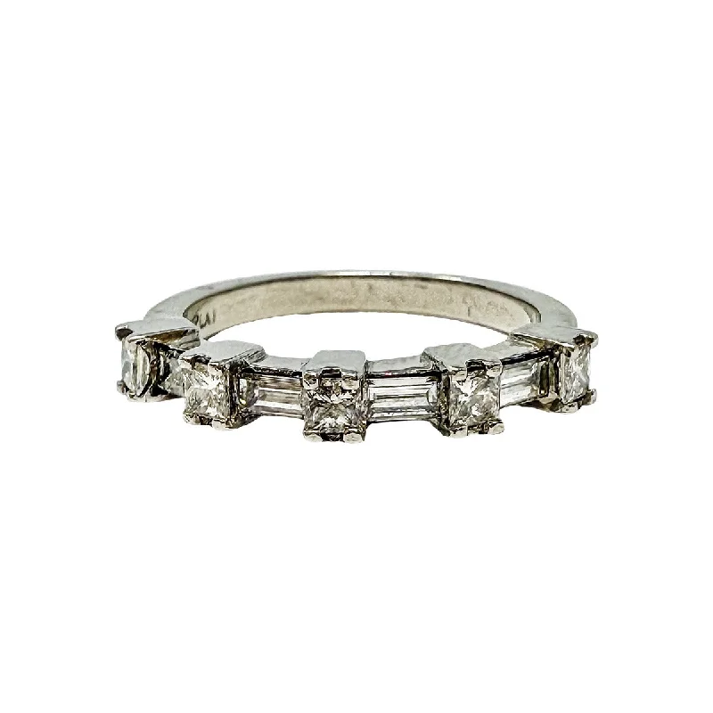 18K White Gold Ring with Prong Set and Baguette Diamonds