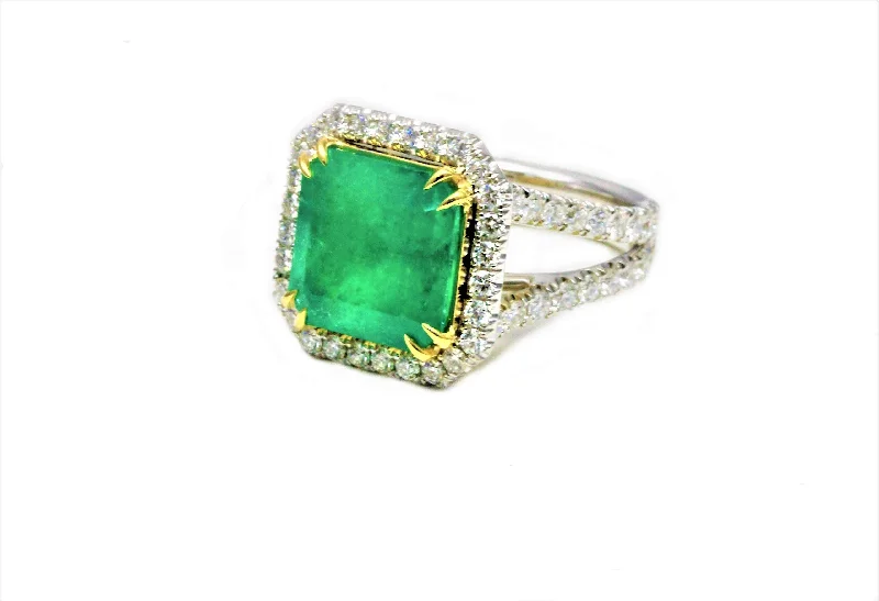 COLOMBIAN EMERALD AND DIAMOND RING