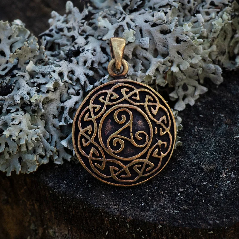 Triskele Amulet, Bronze